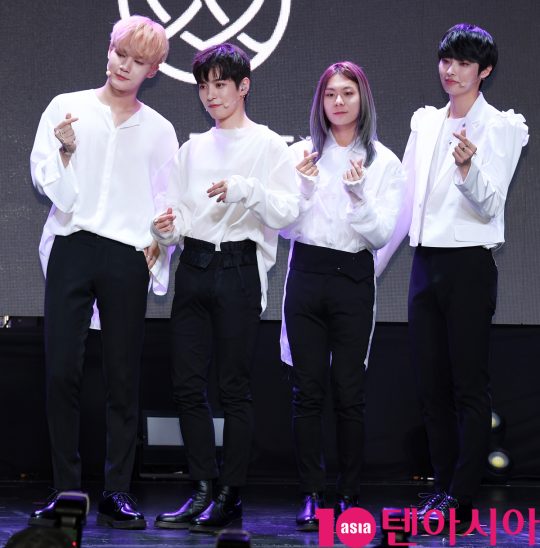 그룹 리미트리스(에이엠, 레이찬, 장문복, 윤희석 왼쪽부터)가 9일 오후 서울 서교동 예스24무브홀에서 열린 첫 번째 디지털 싱글 ‘몽환극(Dreamplay)’ 데뷔 쇼케이스에 참석하고 있다.