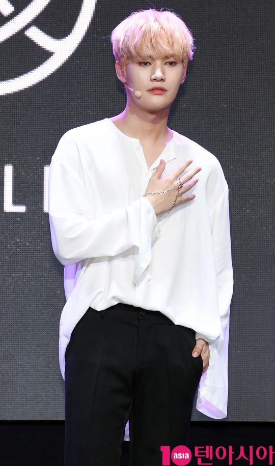 그룹 리미트리스(장문복, 에이엠, 윤희석, 레이찬) 아이엠이 9일 오후 서울 서교동 예스24무브홀에서 열린 첫 번째 디지털 싱글 ‘몽환극(Dreamplay)’ 데뷔 쇼케이스에 참석하고 있다.