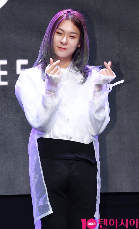 그룹 리미트리스(장문복, 에이엠, 윤희석, 레이찬) 문복이 9일 오후 서울 서교동 예스24무브홀에서 열린 첫 번째 디지털 싱글 ‘몽환극(Dreamplay)’ 데뷔 쇼케이스에 참석하고 있다.