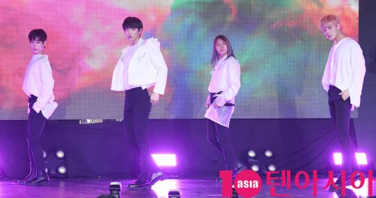 그룹 리미트리스(장문복, 에이엠, 윤희석, 레이찬)가 9일 오후 서울 서교동 예스24무브홀에서 열린 첫 번째 디지털 싱글 ‘몽환극(Dreamplay)’ 데뷔 쇼케이스에서 멋진공연을 선보이고 있다.