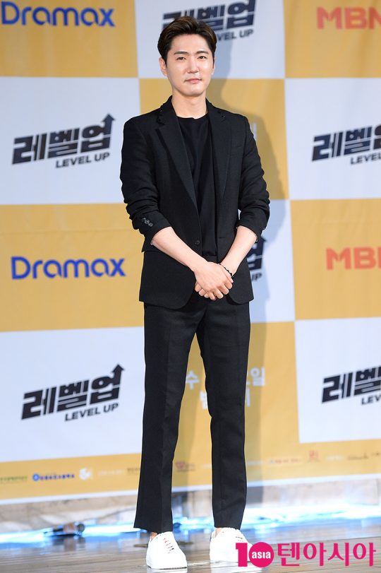 가수 겸 배우 데니안