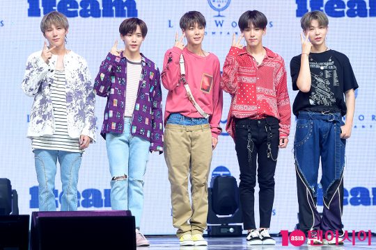 그룹 원팀의 BC(왼쪽부터), 진우, 제현, 루빈, 정훈이 10일 오후 서울 광장동 예스24라이브홀에서 두 번째 미니앨범 ‘저스트(JUST)’쇼케이스를 개최했다. / 서예진 기자 yejin@