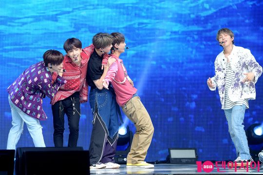 그룹 원팀이 10일 오후 서울 광장동 예스24라이브홀에서 열린 두 번째 미니앨범 ‘저스트(JUST)’쇼케이스에서 타이틀곡 ‘롤링롤링’ 무대를 선보이고 있다. / 서예진 기자 yejin@