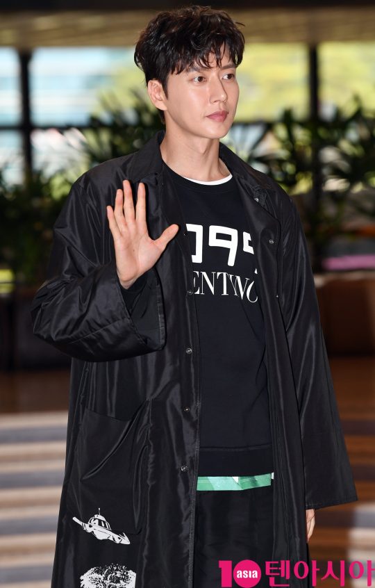 배우 박해진이 11일 오전 패션행사 참석차 김포국제공항을 통해 일본으로 출국하고 있다.