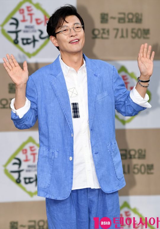 배우 김호진이 11일 오후 서울 상암동 MBC 골든마우스홀에서 열린 MBC 새 아침드라마 ‘모두 다 쿵따리’ 제작발표회에 참석하고 있다.
