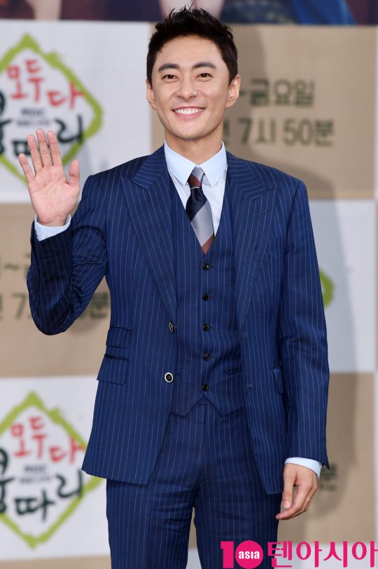 배우 강석정이 11일 오후 서울 상암동 MBC 골든마우스홀에서 열린 MBC 새 아침드라마 ‘모두 다 쿵따리’ 제작발표회에 참석하고 있다.
