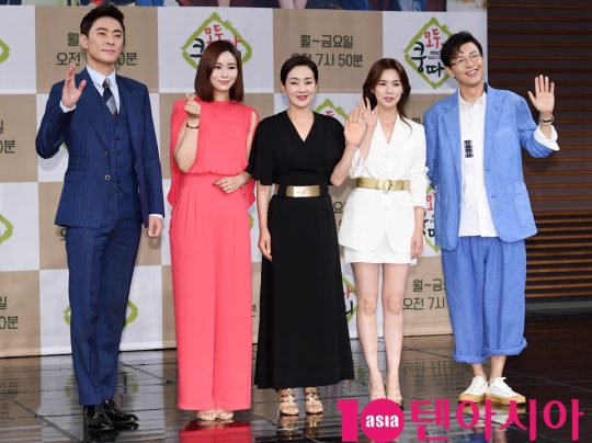 배우 강석정,서혜진,이보희,박시은,김호진(왼쪽부터)이 11일 오후 서울 상암동 MBC 골든마우스홀에서 열린 MBC 새 아침드라마 ‘모두 다 쿵따리’ 제작발표회에 참석하고 있다.