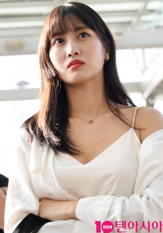 걸그룹 트와이스(나연, 정연, 모모, 사나, 지효, 미나, 다현, 채영, 쯔위) 모모가 12일 오전 ‘트와이스 월드 투어 2019 ‘트와이스라이츠'(TWICE WORLD TOUR 2019 ‘TWICELIGHTS’)’ 참석차 인천국제공항을 통해 싱가포르로 출국하고 있다.