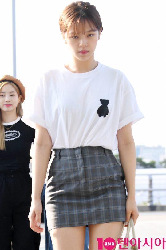 걸그룹 트와이스(나연, 정연, 모모, 사나, 지효, 미나, 다현, 채영, 쯔위) 정연이 12일 오전 ‘트와이스 월드 투어 2019 ‘트와이스라이츠'(TWICE WORLD TOUR 2019 ‘TWICELIGHTS’)’ 참석차 인천국제공항을 통해 싱가포르로 출국하고 있다.