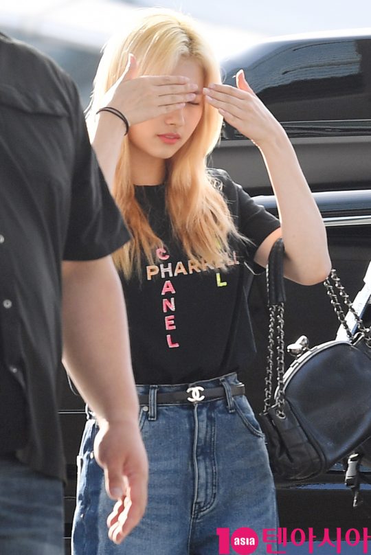 걸그룹 트와이스(나연, 정연, 모모, 사나, 지효, 미나, 다현, 채영, 쯔위) 사나가 12일 오전 ‘트와이스 월드 투어 2019 ‘트와이스라이츠'(TWICE WORLD TOUR 2019 ‘TWICELIGHTS’)’ 참석차 인천국제공항을 통해 싱가포르로 출국하고 있다.