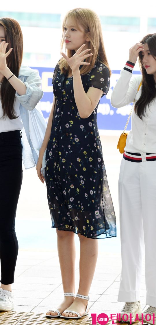 걸그룹 아이즈원(IZ*ONE)(장원영, 미야와키 사쿠라, 조유리, 최예나, 안유진, 야부키 나코, 권은비, 강혜원, 혼다 히토미, 김채원, 김민주, 이채연) 안유진이 12일 오후 아시아 투어 콘서트 ‘아이즈 온 미(EYES ON ME)’ 참석차 인천국제공항을 통해 홍콩으로 출국하고 있다.