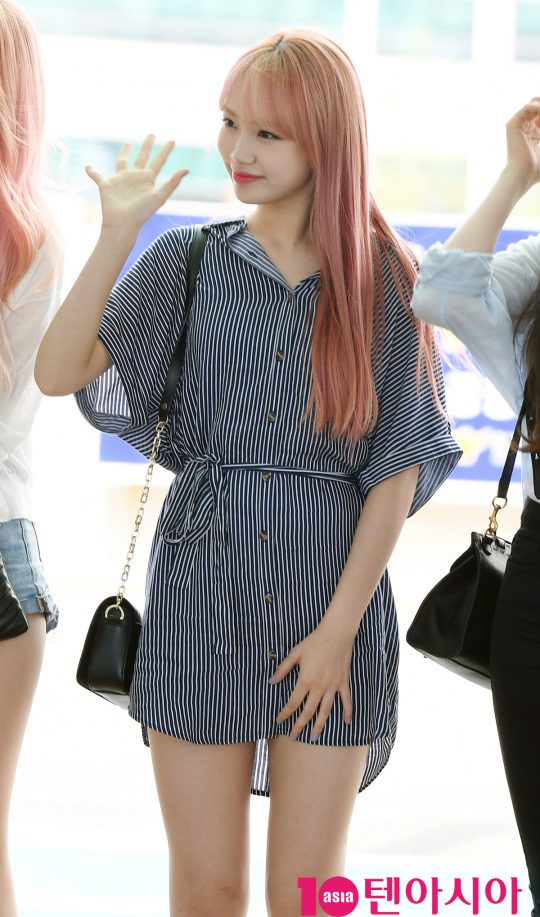 걸그룹 아이즈원(IZ*ONE)(장원영, 미야와키 사쿠라, 조유리, 최예나, 안유진, 야부키 나코, 권은비, 강혜원, 혼다 히토미, 김채원, 김민주, 이채연) 김채원이 12일 오후 아시아 투어 콘서트 ‘아이즈 온 미(EYES ON ME)’ 참석차 인천국제공항을 통해 홍콩으로 출국하고 있다.