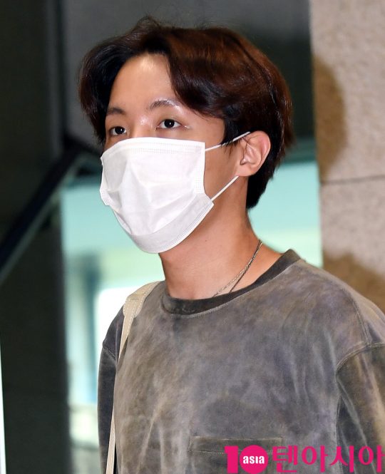 그룹 방탄소년단(BTS)(RM, 슈가, 진, 제이홉, 지민, 뷔, 정국) 제이홉이 12일 오후 일본 시즈오카 스타디움 에코파에서 ‘LOVE YOURSELF: SPEAK YOURSELF’ 투어 참석차 서울김포비지니스항공센터를 통해 출국하고 있다.
