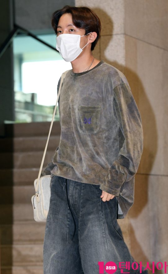 그룹 방탄소년단(BTS)(RM, 슈가, 진, 제이홉, 지민, 뷔, 정국) 제이홉이 12일 오후 일본 시즈오카 스타디움 에코파에서 ‘LOVE YOURSELF: SPEAK YOURSELF’ 투어 참석차 서울김포비지니스항공센터를 통해 출국하고 있다.