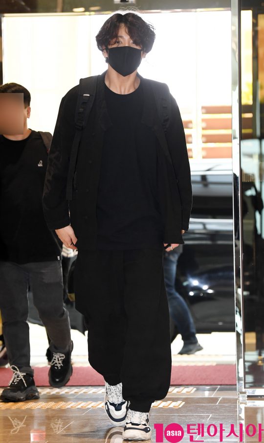 그룹 방탄소년단(BTS)(RM, 슈가, 진, 제이홉, 지민, 뷔, 정국) 정국이 12일 오후 일본 시즈오카 스타디움 에코파에서 ‘LOVE YOURSELF: SPEAK YOURSELF’ 투어 참석차 서울김포비지니스항공센터를 통해 출국하고 있다.