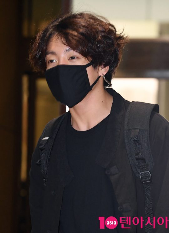 그룹 방탄소년단(BTS)(RM, 슈가, 진, 제이홉, 지민, 뷔, 정국) 정국이 12일 오후 일본 시즈오카 스타디움 에코파에서 ‘LOVE YOURSELF: SPEAK YOURSELF’ 투어 참석차 서울김포비지니스항공센터를 통해 출국하고 있다.
