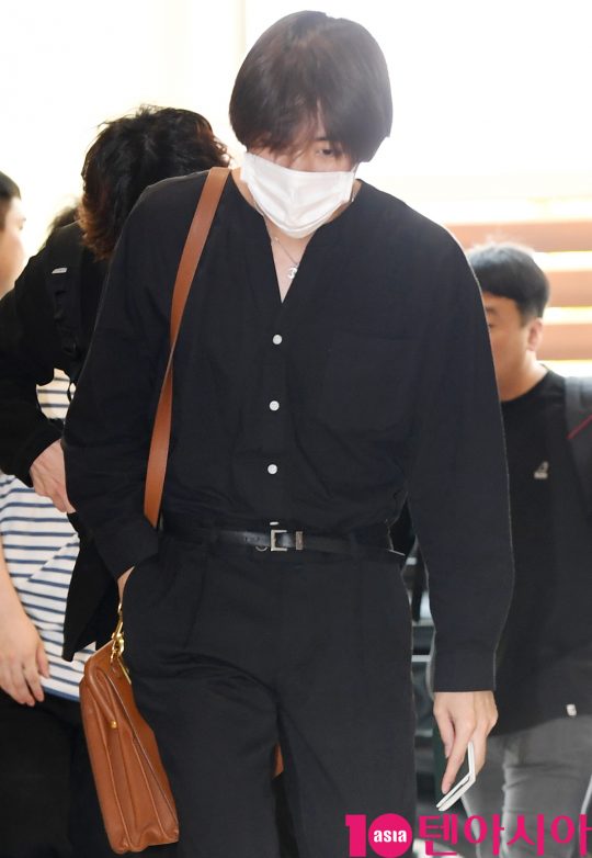 그룹 방탄소년단(BTS)(RM, 슈가, 진, 제이홉, 지민, 뷔, 정국) 뷔가 12일 오후 일본 시즈오카 스타디움 에코파에서 ‘LOVE YOURSELF: SPEAK YOURSELF’ 투어 참석차 서울김포비지니스항공센터를 통해 출국하고 있다.