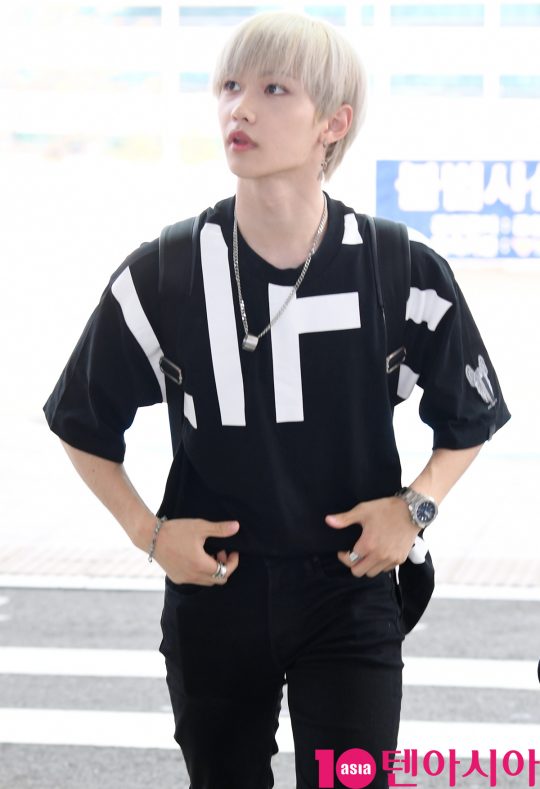그룹 스트레이 키즈(방찬, 우진, 리노, 창빈, 현진, 한, 필릭스, 승민, 아이엔) 필릭스가 12일 오후 K-POP Night in Jeddah 행사 참석차 인천국제공항을 통해 사우디아라비아로 출국하고 있다.