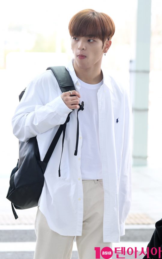 그룹 스트레이 키즈(방찬, 우진, 리노, 창빈, 현진, 한, 필릭스, 승민, 아이엔) 우진이 12일 오후 K-POP Night in Jeddah 행사 참석차 인천국제공항을 통해 사우디아라비아로 출국하고 있다.