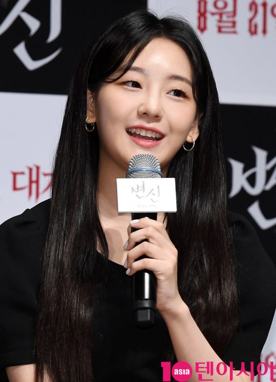 배우 조이현이 16일 오전 서울 신사동 압구정 CGV에서 열린 영화 ‘변신’ 제작보고회에 참석하고 있다.