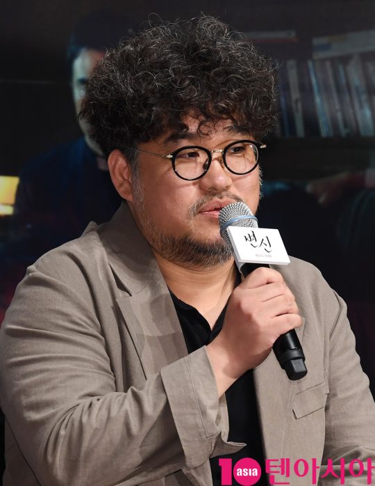 김홍선 감독이 16일 오전 서울 신사동 압구정 CGV에서 열린 영화 ‘변신’ 제작보고회에 참석하고 있다.