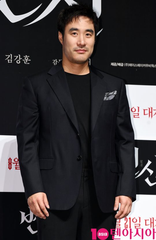 배우 배성우가 16일 오전 서울 신사동 압구정 CGV에서 열린 영화 ‘변신’ 제작보고회에 참석하고 있다.