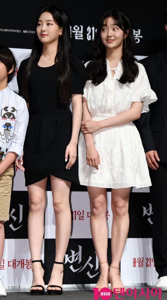 배우 조이현과 김혜준이 16일 오전 서울 신사동 압구정 CGV에서 열린 영화 ‘변신’ 제작보고회에 참석하고 있다.
