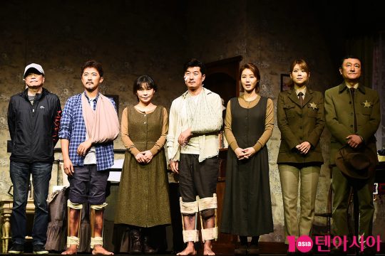 황인뢰 연출가(왼쪽부터), 배우 안재욱, 길해연, 김상중, 김성령, 손정은, 고인배. / 서예진 기자 yejin@