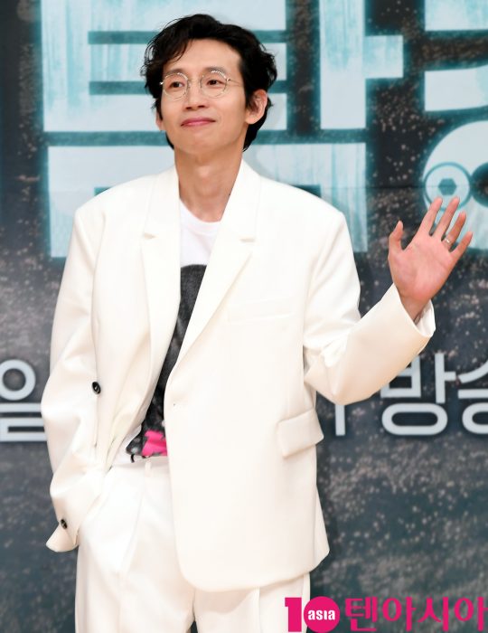 배우 봉태규가 16일 오후 서울 양천구 목동 SBS 사옥에서 열린 SBS 새 수목드라마 ‘닥터탐정’ 제작발표회에 참석하고 있다.