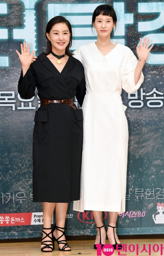 배우 박지영과 이영진이 16일 오후 서울 양천구 목동 SBS 사옥에서 열린 SBS 새 수목드라마 ‘닥터탐정’ 제작발표회에 참석하고 있다.