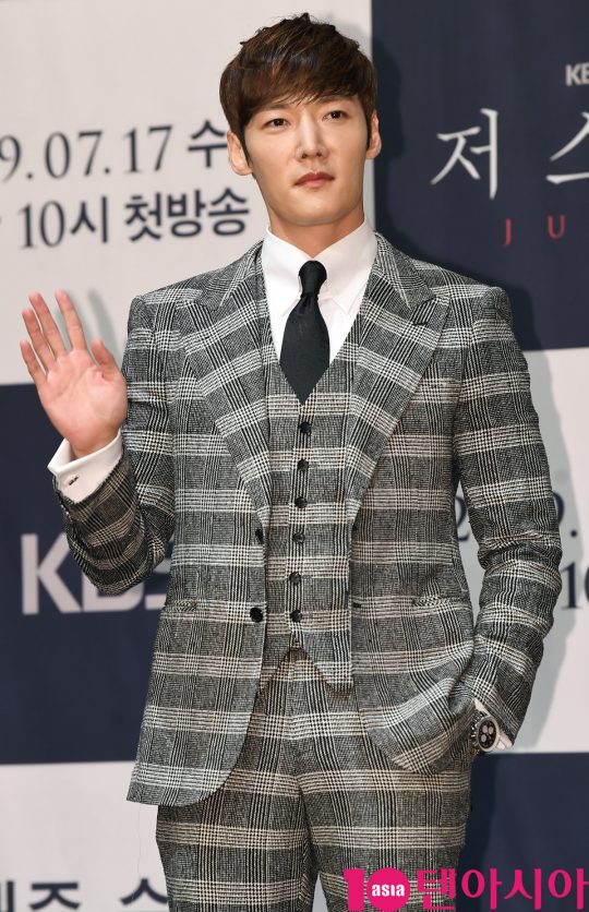 [TEN PHOTO]최진혁 &#39;진지한 모습도 멋져&#39;