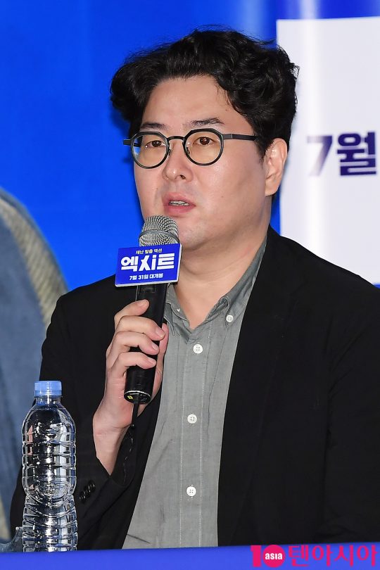 이상근 감독이 17일 오후 서울 용산 CGV 아이파크몰에서 열린 영화 ‘엑시트’ 언론시사회에 참석해 인사말을 하고 있다.