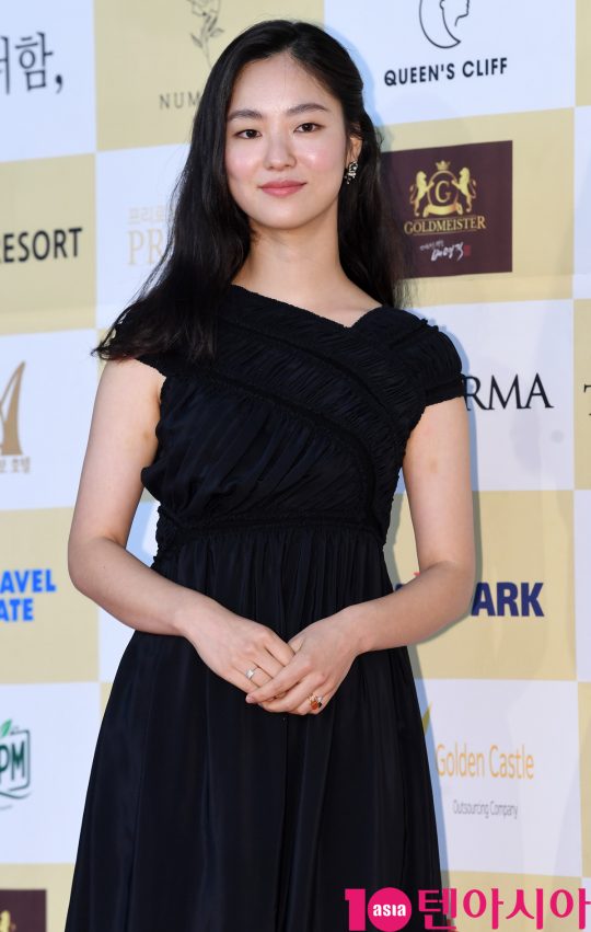 전여빈이 18일 오후 서울 삼성동 코엑스 오디토리움에서 열린 24회 춘사영화제 레드카펫 행사에 참석하고 있다.