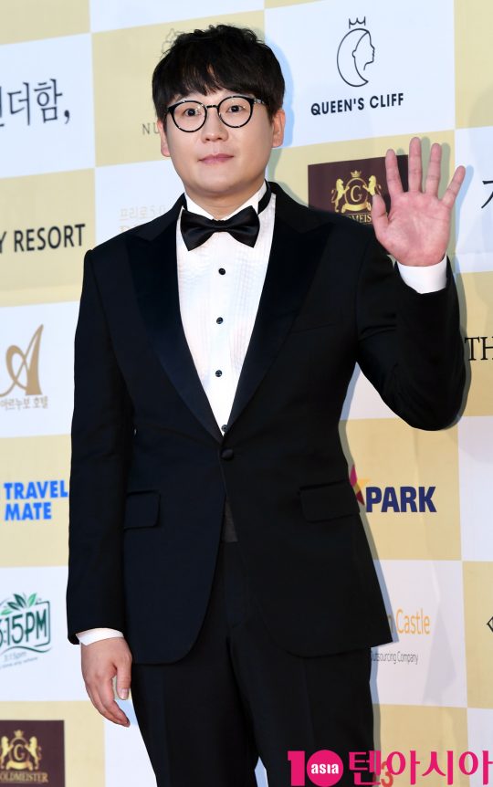 김강현이 18일 오후 서울 삼성동 코엑스 오디토리움에서 열린 24회 춘사영화제 레드카펫 행사에 참석하고 있다.