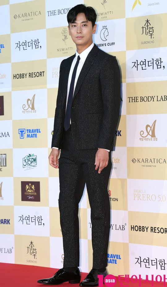 주지훈이 18일 오후 서울 삼성동 코엑스 오디토리움에서 열린 24회 춘사영화제 레드카펫 행사에 참석하고 있다.