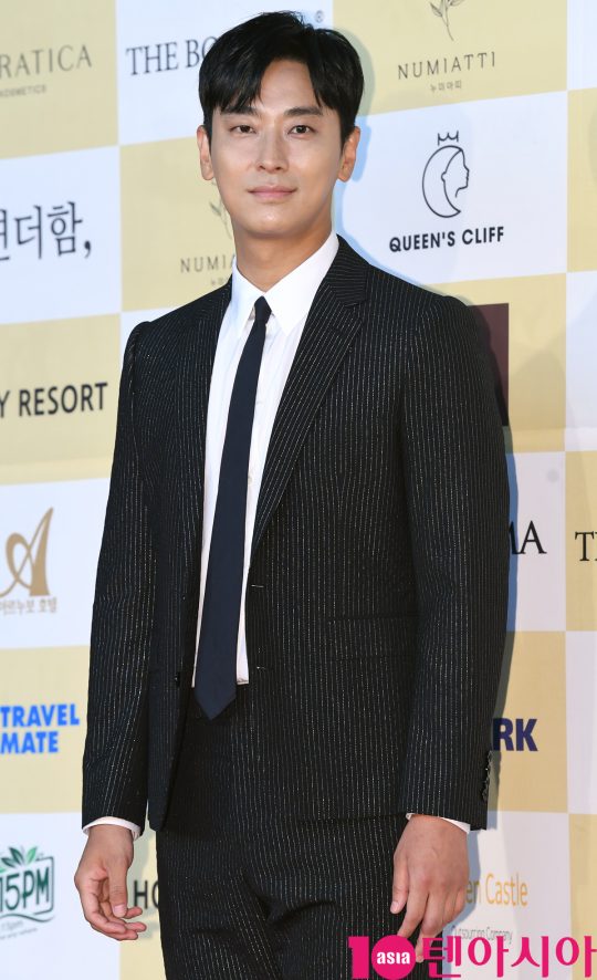 주지훈이 18일 오후 서울 삼성동 코엑스 오디토리움에서 열린 24회 춘사영화제 레드카펫 행사에 참석하고 있다.