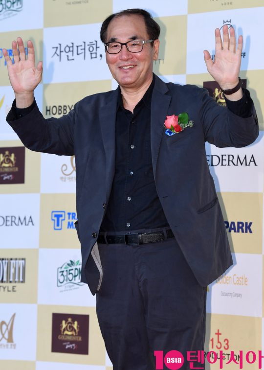 배창호 감독이 18일 오후 서울 삼성동 코엑스 오디토리움에서 열린 24회 춘사영화제 레드카펫 행사에 참석하고 있다.