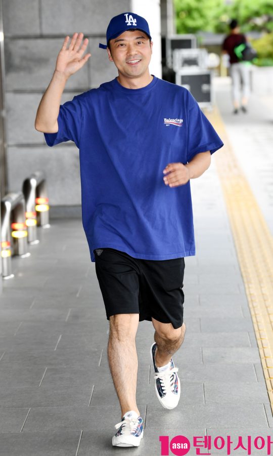 전현무가 20일 오전 서울 여의도동 KBS별관에서 열리는 ‘해피투게더4’ 녹화 출근길에 참석하고 있다.