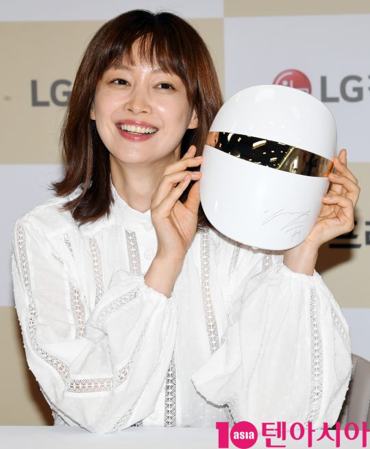 배우 이나영이 20일 오후 서울 청담동 LG전자 베스트샵 강남본점에서 열린 LG전자 프라엘과 이나영씨와 함께 팬사인회 행사에 참석하고 있다.