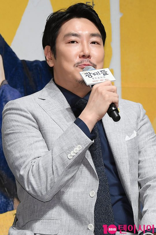 배우 조진웅이 22일 오전 서울 신사동 CGV 압구정에서 열린 영화 ‘광대들:풍문조작단’ 제작보고회에 참석해 인사말을 하고 있다.