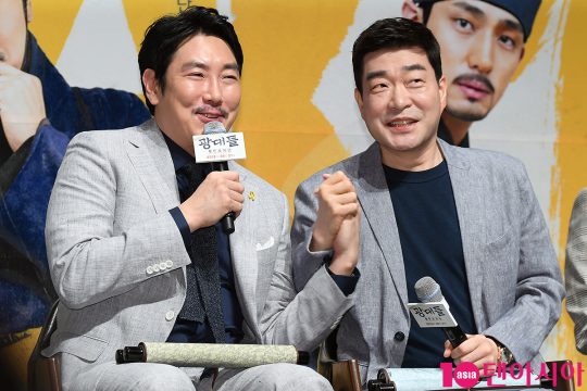 영화 ‘광대들: 풍물조작단’에서 호흡을 맞춘 배우 조진웅과 손현주./ 사진=이승현 기자 lsh87@