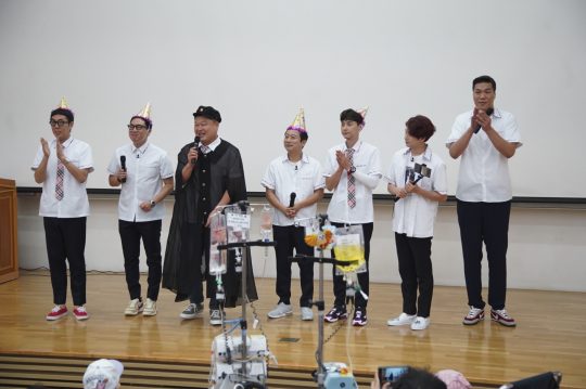 지난 18일 열린 서울대학교 어린이병원학교 개교 20주년 행사에 참석한 ‘아는 형님’ 출연진. /사진제공=JTBC