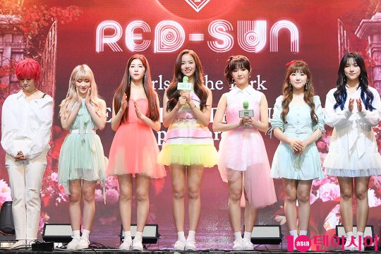 그룹 공원소녀의 미야(왼쪽부터), 서령, 민주, 레나, 앤, 서경, 소소가 23일 오후 2시 서울 광장동 예스24라이브홀에서 미니 3집 ‘밤의 공원3’ 발매 기념 쇼케이스를 열었다./ 이승현 기자 lsh87@