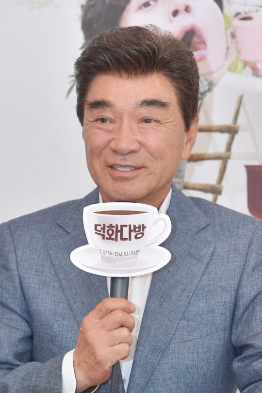 배우 이덕화가 23일 오후 서울 여의도동 KBS 누리동 쿠킹스튜디오에서 열린 KBS2 새 예능프로그램 ‘덕화TV2 덕화다방’ 기자간담회에서 프로그램에 대해 설명하고 있다. / 사진제공=KBS