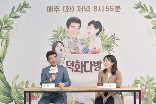 배우 이덕화(왼쪽)와 심하원PD가 23일 오후 서울 여의도동 KBS 누리동 쿠킹스튜디오에서 KBS2 새 예능프로그램 ‘덕화TV2 덕화다방’ 기자간담회를 갖고 있다. / 사진제공=KBS