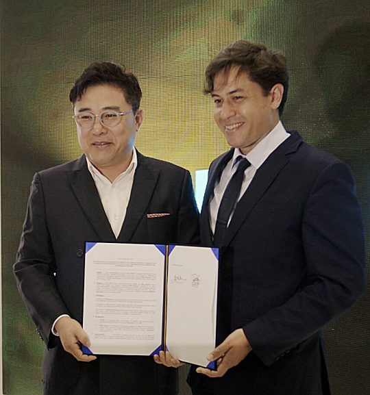 김일호 오콘 대표(왼쪽)와 로버트 렙소 핍스 저니 사장이 MOU를 체결하고 있다 /오콘 제공