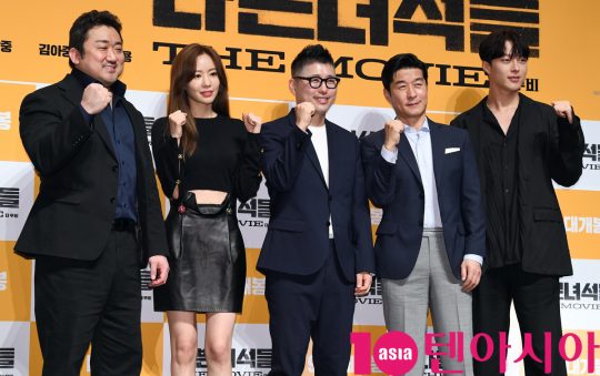마동석,김아중,손용호 감독,김상중,장기용(왼쪽부터)이 29일 오전 서울 신사동 압구정 CGV에서 열린 영화 ‘나쁜 녀석들:더 무비’ 제작보고회에 참석하고 있다.