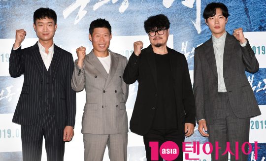조우진,류해진,원신연 감독,류준열(왼쪽부터)이 29일 오후 서울 자양동 롯데시네마 건대입구점에서 열린 영화 ‘봉오동 전투’ 언론시사회에 참석하고 있다.