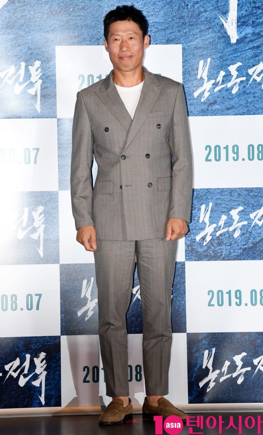 배우 유해진이 29일 오후 서울 자양동 롯데시네마 건대입구점에서 열린 영화 ‘봉오동 전투’ 언론시사회에 참석하고 있다.