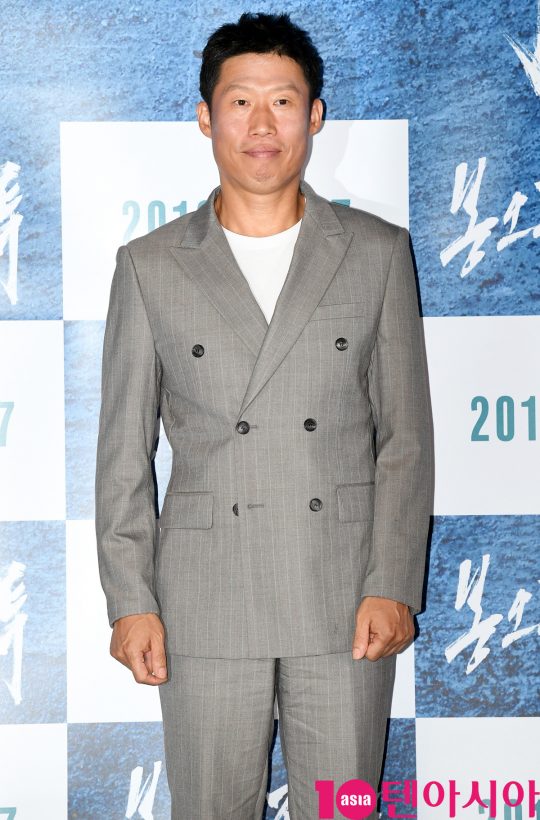 배우 유해진이 29일 오후 서울 자양동 롯데시네마 건대입구점에서 열린 영화 ‘봉오동 전투’ 언론시사회에 참석했다. /조준원 기자 wizard333@